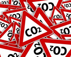 Warndreiecke mit der Aufschrift CO2