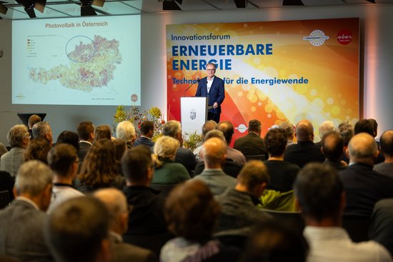 Veranstaltungsraum mit TeilnehmerInnen und Referent beim Innovationsforum Erneuerbare Energie - Technologien für die Energiewende