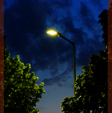 Beleuchtete Laterne in der Abenddämmerung