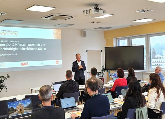 Seminarraum mit TeilnehmerInnen und Referenten beim Trainingsseminar Energie- und Klimabilanzen für die Nachhaltigkeitsberichterstattung