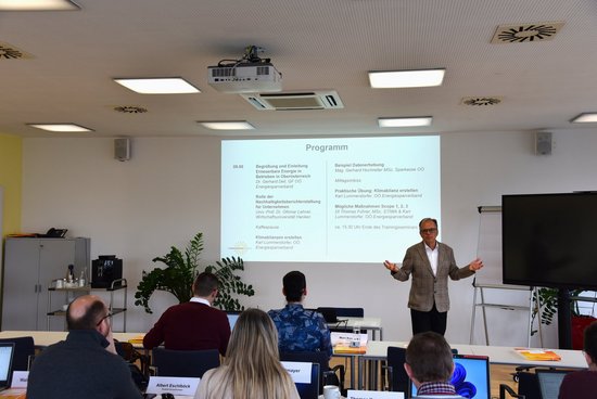 Seminarraum mit Referent und TeilnehmerInnen beim Trainingsseminar Energie- und Klimabilanzen für die Nachhaltigkeitsberichterstattung
