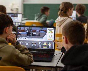 Klassenraum mit SchülerInnen die das Energy Factory Schulprogramm durchspielen