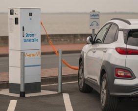 E-Auto, das an einer Ladesäule geladen wird