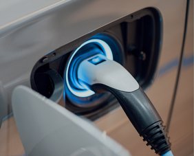 E-Auto, das gerade an einer Ladestation hängt und aufgeladen wird