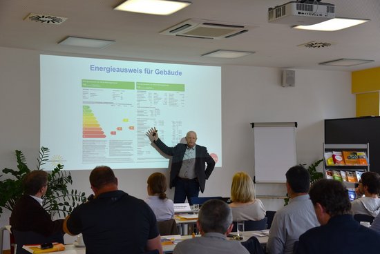 Seminarraum mit Referent und TeilnehmerInnen beim Trainingsseminar Inventar und Sanierungspflicht für Gemeinden