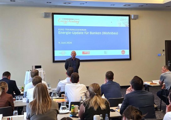 Trainingsseminarraum mit Referent und TeilnehmerInnen