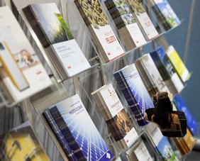 verschiedene Broschüren auf einem Broschürenständer