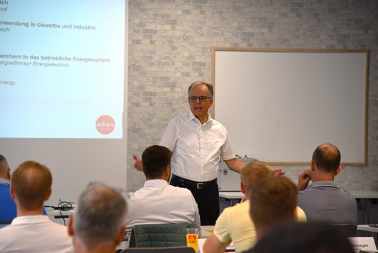 Seminarraum mit Referent und TeilnehmerInnen beim Trainingsseminar Stromspeicher für Unternehmen