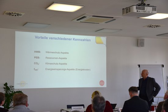 Seminarraum mit Referent und TeilnehmerInnen beim Trainingsseminar Inventar und Sanierungspflicht für Gemeinden