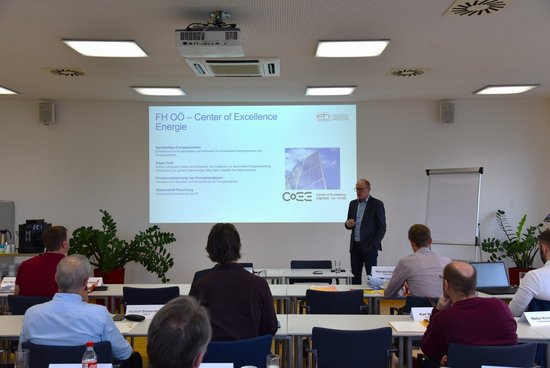 Seminarraum mit Referent und TeilnehmerInnen beim Kurz-Trainingsseminar PV, E-Auto, Speicher & Co für Baufachleute