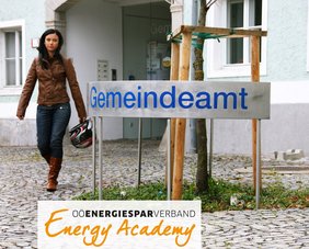 Frau verlässt ein Gemeindeamt-Gebäude