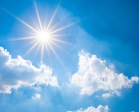 Himmel mit Wolken und der Sonne