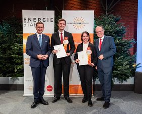 Die Gewinner des Young Energy Researchers Awards Anna Gasselseder und DI Kilian Schachtner bei der Preisverleihung im ORF Landesstudio mit KommR LR Markus Achleitner und Dr. Gerhard Dell, Geschäftsführer des OÖ Energiesparverbandes