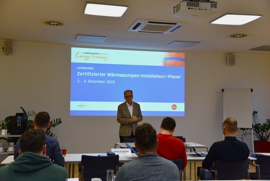 Seminarraum mit Referent und TeilnehmerInnen beim Lehrgang Zertifizierter Wärmepumpen-Installateur /-Planer