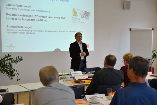 Seminarraum mit Referent und TeilnehmerInnen beim Trainingsseminar Energieförderungen für Gemeinden