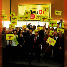 Gruppenfoto mit Audieu-Öl Schilder