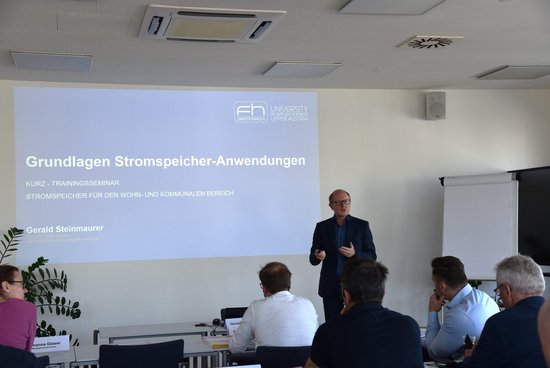 Seminarraum mit Referent und TeilnehmerInnen beim Trainingsseminar Stromspeicher für den Wohn- und kommunalen Bereich