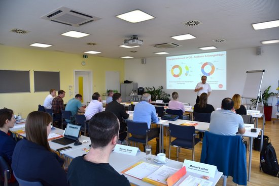 Seminarraum mit Referent und TeilnehmerInnen beim Lehrgang Gemeindeenergiebeauftragte