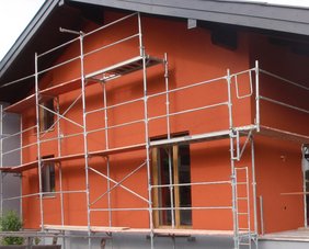 Eingerüstetes Einfamileienhaus, das einen Vollwärmeschutz erhält