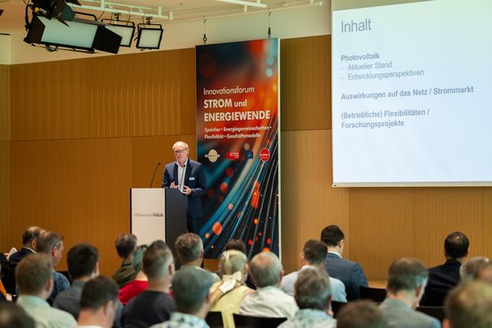 Seminarraum mit Referent und TeilnehmerInnen beim Innovationsforum Strom und Energiewende