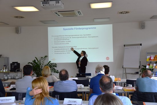 Seminarraum mit Referent und TeilnehmerInnen beim Trainingsseminar Inventar und Sanierungspflicht für Gemeinden