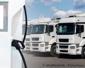 E-LKW mit Ladesäule