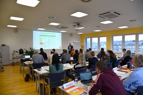 Seminarraum mit Referent und TeilnehmerInnen beim Trainingsseminar Inventar und Sanierungspflicht für Gemeinden