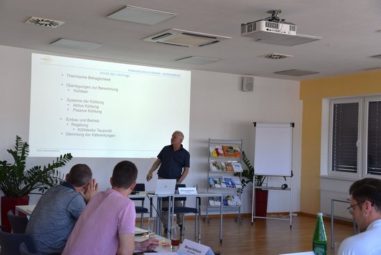 Seminarraum mit Referent und TeilnehmerInnen beim Trainingsseminar Klimafreundliche Kühlung von Wohngebäuden