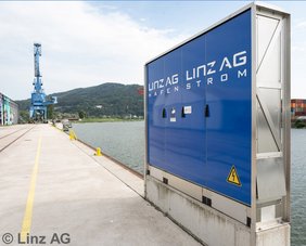 Landstromanlage vor der Donau