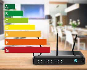 WLAN-Router auf einem Tisch mit Energieeffizienzskala von A bis G im Vordergrund