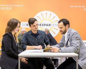 Berater führt eine Beratung auf der Energiesparmesse durch