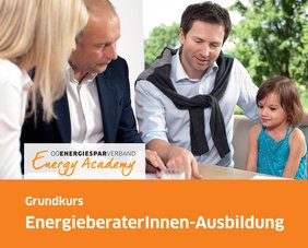 eine Familie bekommt von einem Berater eine Energieberatung