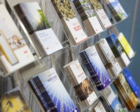 Ständer mit Broschüren des OÖ Energiesparverbandes