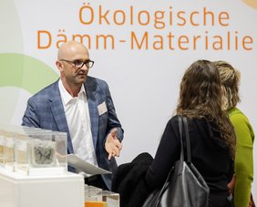 Energieberater führt eine Energieberatung durch