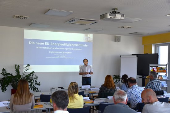 Seminarraum mit Referent und TeilnehmerInnen beim Trainingsseminar Inventar und Sanierungspflicht für Gemeinden