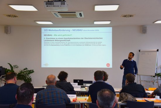 Seminarraum mit Referent und TeilnehmerInnen beim Trainingsseminar Aktuelle Energieförderungen Eigenheim