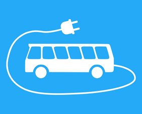 vereinfachte Darstellung eines batterieelektrischen Bussen in weiß auf blauen Grund