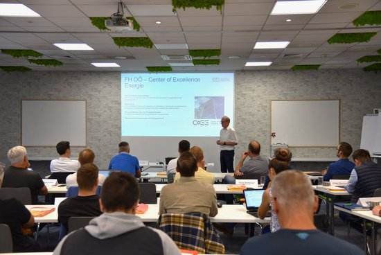 Seminarraum mit Referent und TeilnehmerInnen beim Trainingsseminar Stromspeicher für Unternehmen