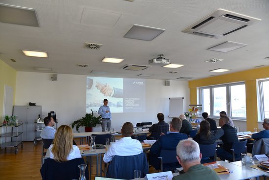 Seminarraum mit Referent und TeilnehmerInnen beim Trainingsseminar Energieförderungen für Betriebe