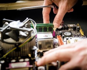 Nahaufnahme vom Innenleben eines PCs, der gerade repariert wird