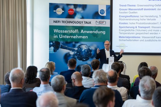 Seminarraum mit Referent und TeilnehmerInnen beim NEFI Technology Talk Wasserstoff: Anwendung in Unternehmen