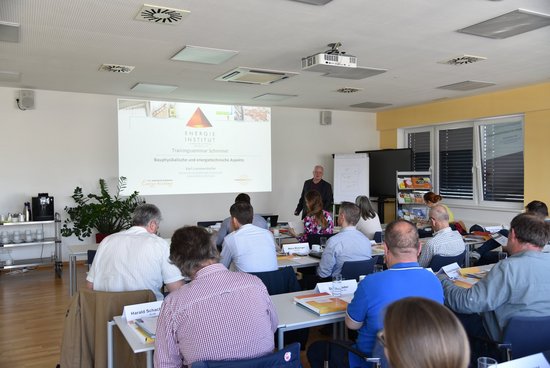 Seminarraum mit Referent und TeilnehmerInnen beim Trainingsseminar Schimmel