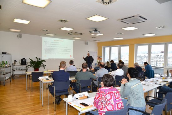 Seminarraum mit Referent und TeilnehmerInnen beim Lehrgang Gemeindeenergiebeauftragte