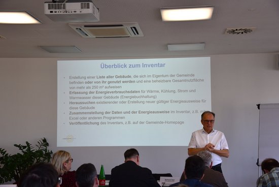 Seminarraum mit Referent und TeilnehmerInnen beim Trainingsseminar Inventar und Sanierungspflicht für Gemeinden