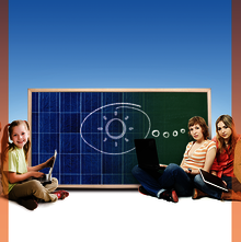 Kinder die vor einer Schultafel sitzen