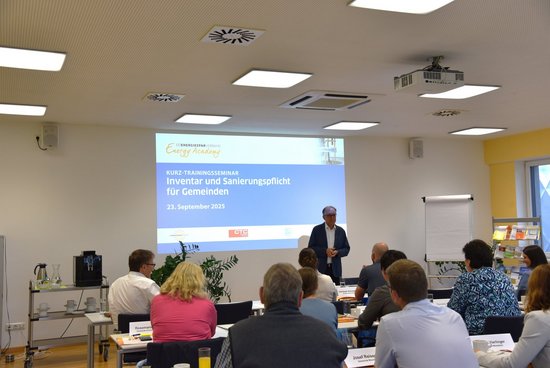 Seminarraum mit Referent und TeilnehmerInnen beim Trainingsseminar Inventar und Sanierungspflicht für Gemeinden