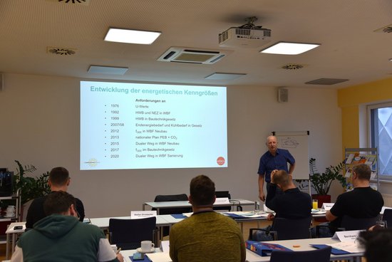 Seminarraum mit Referent und TeilnehmerInnen beim Lehrgang Zertifizierter Wärmepumpen-Installateur /-Planer