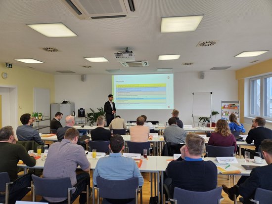 Seminarraum mit Referent und TeilnehmerInnen beim Trainingsseminar Energieförderungen für Betriebe