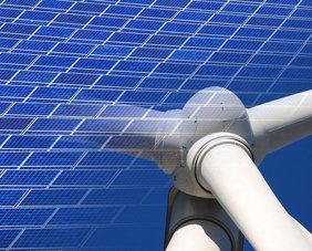 PV-Anlage und Nahaufnahme eines Windrades