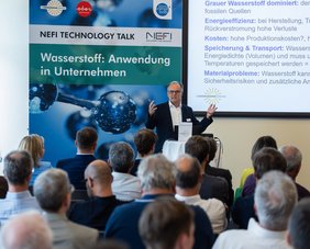 Seminarraum mit TeilnehmerInnen und Referenten beim NEFI Technology Talk